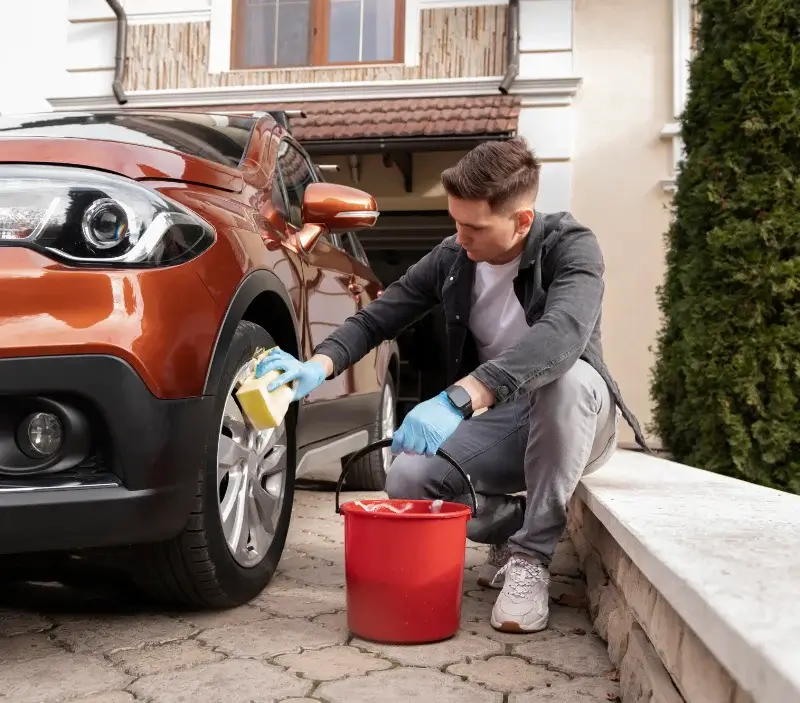 Lavage auto à domicile Montboucher-sur-Jabron : professionnel intervenant sur un véhicule